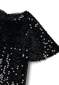 Robe noire à paillettes avec des manches courtes et larges et un col rond. Le tissu présente un motif dense de paillettes circulaires brillantes.