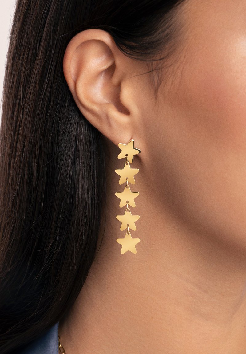 Pendientes en forma de estrella dorada con un diseño en cascada que presenta cinco estrellas enlazadas, acabado pulido y herrajes minimalistas.
