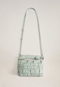 Sac en cuir tressé vert menthe avec une poignée nouée et une bandoulière ajustable. Texture lisse avec un léger éclat. Forme rectangulaire compacte.