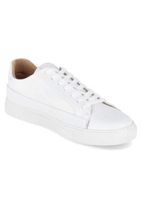 Białe sneakersy wykonane z gładkiej skóry, z zaokrąglonym czubkiem, płaską gumową podeszwą i sznurowanym przodem. Cecha to minimalne przeszycia i brązowe wnętrze.