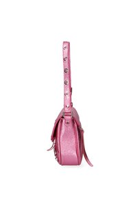 Borsa a tracolla metallica rosa con forma strutturata, tracolla regolabile con dettagli in metallo e texture lucida. La vista laterale mostra una chiusura a cappotta.