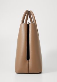 Borsa a mano in pelle marrone con un design strutturato, apertura stretta nella parte superiore e cuciture senza soluzione di continuità; texture liscia e forma minimalista.