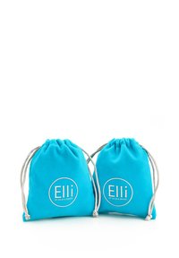 Dva turkizna platnena nahrbtnika z vrvico mehkega otipa, ki imata okrogel bel logotip z napisom "Elli by Julie & Grace."