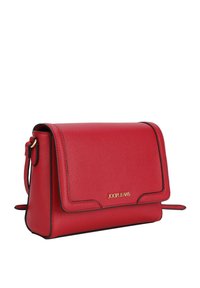 Borsa a tracolla in pelle rossa texture, con forma strutturata, caratterizzata da un logo dorato, dettagli neri e chiusura a patta. Include una tracolla regolabile.