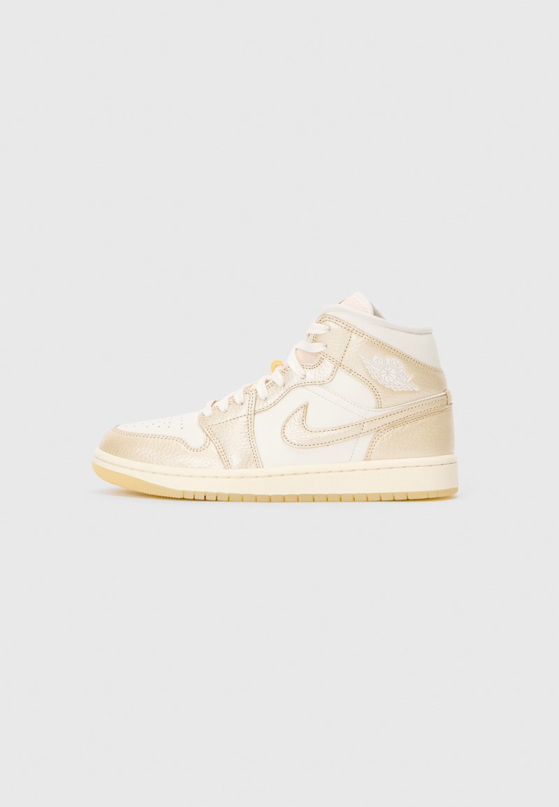 Sneakers bej cu glezna înaltă, realizate dintr-o piele texturată și un material sintetic neted, având un logo alb în formă de swoosh și o talpă din cauciuc transparent.