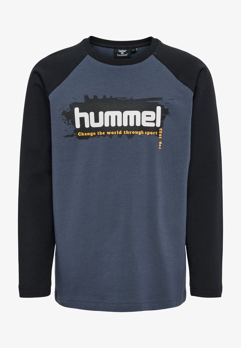 T-shirt à manches longues bleu foncé avec des manches raglan noires. Présente un texte blanc et jaune disant "hummel" et "Changez le monde grâce au sport."