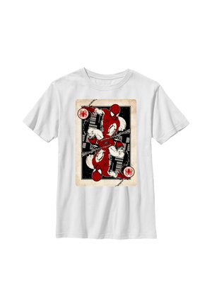 Hvid T-shirt med et spilkortdesign med spejlede Spider-Man-figurer i røde og hvide dragter mod en bylandskabsbaggrund.