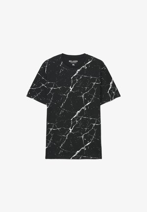 Maglietta nera a maniche corte con motivo a crepe bianco simile a marmo, collo tondo, con etichetta "RELAXED TERRANOVA XL" all'interno del collo.