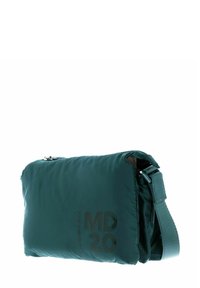 Sac messager matelassé de couleur bleu sarcelle avec sangle réglable, fermeture éclair, et "MD 20" imprimé en noir sur le devant.