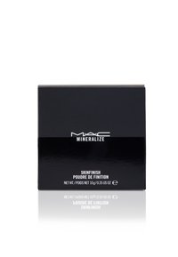 Boîte rectangulaire noire avec finition brillante, comportant "MAC MINERALIZE" et "SKINFINISH" en texte blanc, contenant 10g de poudre.