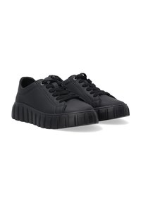 Schwarze Sneakers mit einem glatten Lederoberteil, Schnürdesign und einer dicken geriffelten Gummisohle. Verfügt über silberne Ösen und schwarze Schnürsenkel.