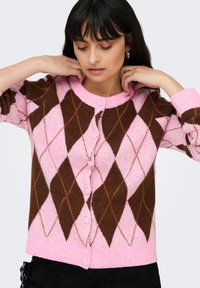 Rosa-brauner Argyle-Cardigan mit rundem Ausschnitt, Knopfleiste vorne und gerippten Bündchen. Strukturierte Strickware; Rautenmuster in kontrastierenden Farben.