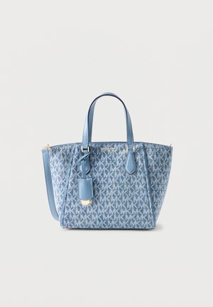 Blauwe Michael Kors boodschappentas met logopatroon, twee handvatten, afneembare schouderriem en een aangehecht lederen label op een effen achtergrond.