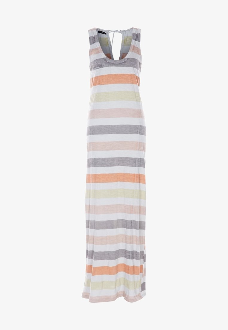 Robe maxi rayée en gris, blanc, orange et vert clair. Elle présente un col en V profond, un design sans manches et un détail en forme de trou clé au dos. Tissu doux.