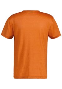 T-shirt a maniche corte di un vivace arancione, realizzato in un tessuto morbido, con colletto girocollo classico e una superficie liscia, leggermente strutturata.