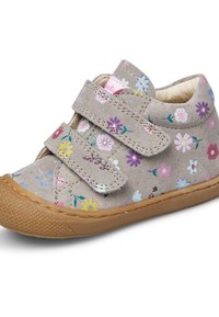 Scarpa in suede grigia con motivo floreale, due cinturini in velcro e suola in gomma. Tessuta con vari piccoli fiori in viola, rosa e blu.