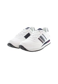 Scarpe da ginnastica bianche con una superficie testurizzata, caratterizzate da accenti e strisce blu navy. Suola in gomma con trazione e design con lacci.