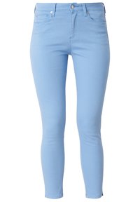 Jeans ajustados de color azul claro, hechos de tela elástica, que cuentan con cinco bolsillos, cremallera y costuras sutiles a lo largo de las costuras.