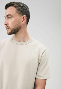 Next T-SHIRT. - T-shirt basic - putty contrast stitch