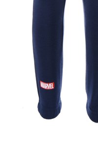 Dunkelblaue Hose mit rotem und weißem Marvel-Logo an der unteren linken Beinschaft, von den Waden bis zu den Knöcheln auf weißem Hintergrund dargestellt.