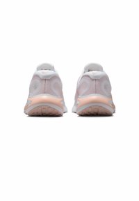 Baskets de sport blanches et rose clair avec une tige texturée, un talon arrondi et des accents roses. Semelle en caoutchouc avec un profilé pour une meilleure adhérence.