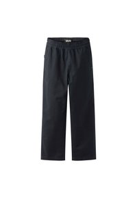 Svarte, vide bukser laget av lett materiale. Har elastisk linning og sidelommer. Glatt tekstur uten synlige mønstre eller detaljer.