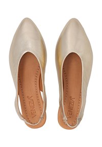 Zlaté nazouvací boty s špičatou špičkou, texturovaným koženým svrškem a hladkým béžovým interiérem. Minimalistický design s detaily šití.