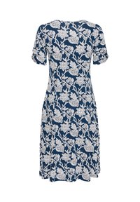 Granatowa sukienka do kolan z krótkimi rękawami, ozdobiona białym, misternym wzorem kwiatów i liści na całej powierzchni.