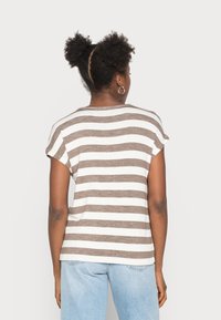 ONLY ONLLIRA LIFE V NECK - T-shirt estampada - walnut tofu