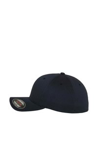Mørkeblå baseballcaps med rund krone, buet skygge og ventilasjonsåpninger; har et merke-sticker på skjermen.