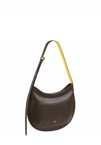 Borsa a spalla in pelle marrone con forma curva e tracolla gialla a contrasto. Presenta una texture liscia e un dettagliato logo dorato sottile.