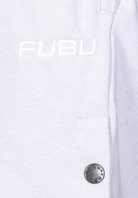 Gaiši pelēks sporta krekls ar izšūtu "FUBU" logotipu. Tā īpašības ietver teksturētu virsmu, spiedpogu un vienkāršu, plūstošu dizainu.