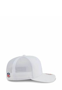 Weißes Baseballcap mit Netzrücken, gebogenem Schirm und NFL-Logo-Patch auf der linken Seite. Entworfen für Atmungsaktivität und Komfort.