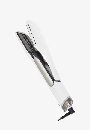 Witte en zilveren elektrische haarstraightener met zwarte grip, open vlakke platen en aangesloten stroomkabel tegen een witte achtergrond.