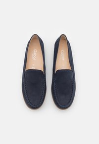 Dunkelblaue Leder Slipper mit gestickter runder Zehenpartie, weicher Textur und leichter Gummisohle, mit "Gabor"-Markierung im Inneren.