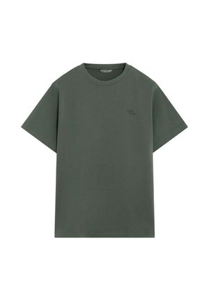 Camiseta de algodón de manga corta en verde oliva; presenta un cuello redondo y un pequeño logo en el pecho. Textura lisa, ajuste holgado.