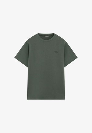 Camiseta de algodón de manga corta en verde oliva; presenta un cuello redondo y un pequeño logo en el pecho. Textura lisa, ajuste holgado.