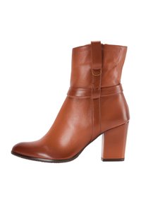 Botine din piele maro, cu toc gros, vârf rotund și detalii decorative cu curea pe lateral, prezentate în profil pe un fundal alb.