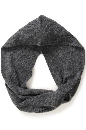 Sciarpa infinita in maglia grigia con una texture morbida e un motivo a coste, caratterizzata da un'apertura triangolare al centro. Leggera e versatile.
