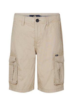 Barn iført sort t-shirt med korte ærmer, beige cargoshorts, hvide sneakers og hvide sokker med blå striber, stående på en hvid baggrund.