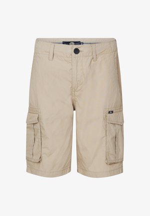 Barn iført sort t-shirt med korte ærmer, beige cargoshorts, hvide sneakers og hvide sokker med blå striber, stående på en hvid baggrund.