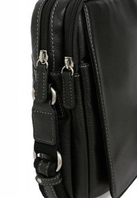 Borsa a tracolla in pelle nera con due zipper, dettagli in cucitura bianca e una tracolla staccabile con finiture in tonalità argento.
