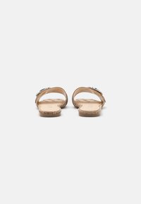Guess JOLLY - Pantolette flach - beige/brown