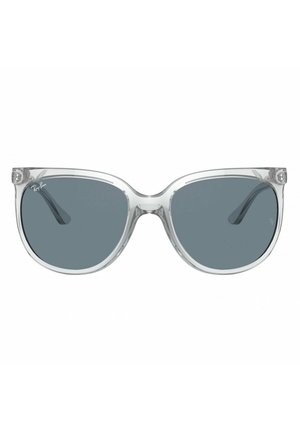 Occhiali da sole trasparenti con lenti grigio scuro e una forma cat-eye leggermente oversize. Presentano un discreto marchio Ray-Ban sulla lente.