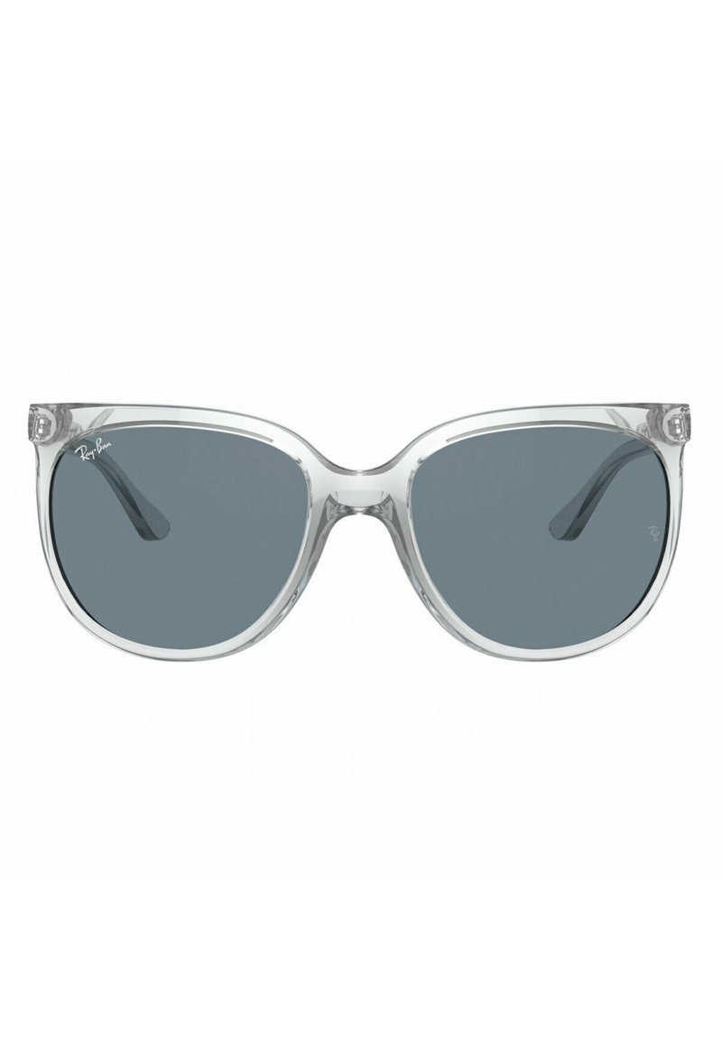 Occhiali da sole trasparenti con lenti grigio scuro e una forma cat-eye leggermente oversize. Presentano un discreto marchio Ray-Ban sulla lente.