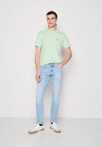 BOSS TEE - Jednoduché tričko - open green