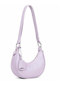Borsa a spalla in pelle lilla con design curvo, chiusura con zip, tracolla regolabile e piccolo tag removibile. Texture liscia, hardware minimal.