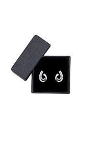 Silverfärgade hoopörhängen med en vriden design, prydda med inlagda kristaller, presenterade i en elegant svart strukturerad låda.