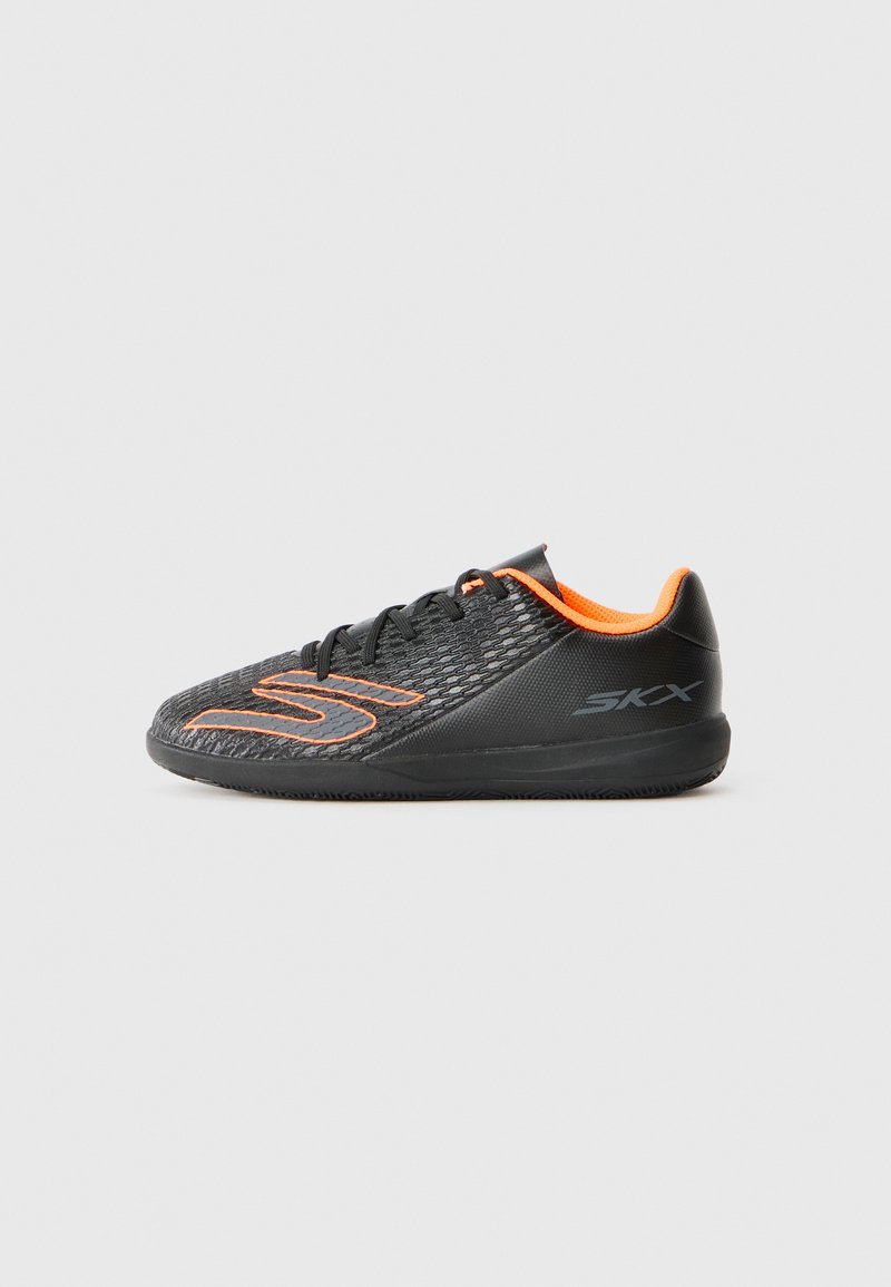 Chaussures de sport noires avec des accents orange, dotées d'un design texturé, d'un système de laçage et d'une semelle en caoutchouc. Logo de la marque sur le côté.