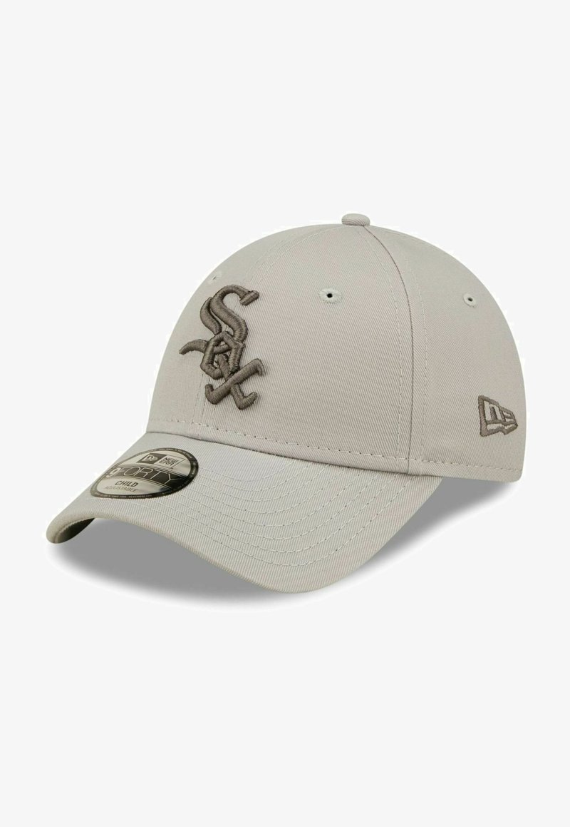 Gray cap with raised beige embroidery of "Sox" logo. Structured design, curved bill, ventilated eyelets, and a circular logo sticker on the brim.